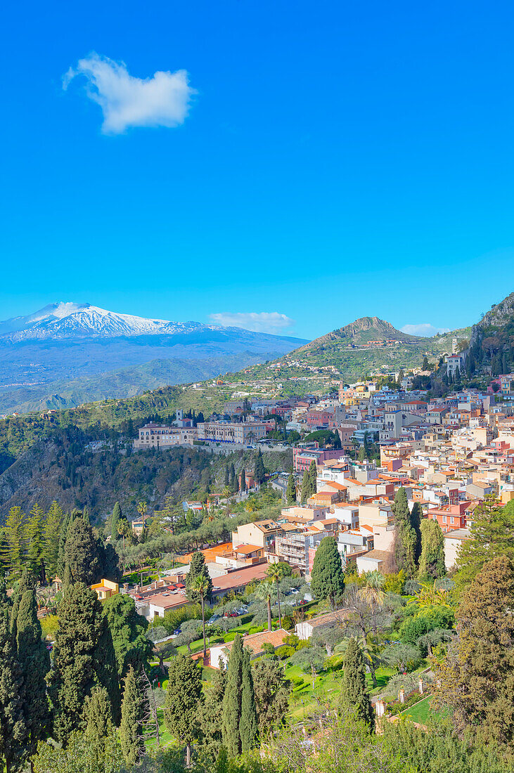  Blick auf Taormina und den Ätna in der Ferne, Taormina, Sizilien, Italien 