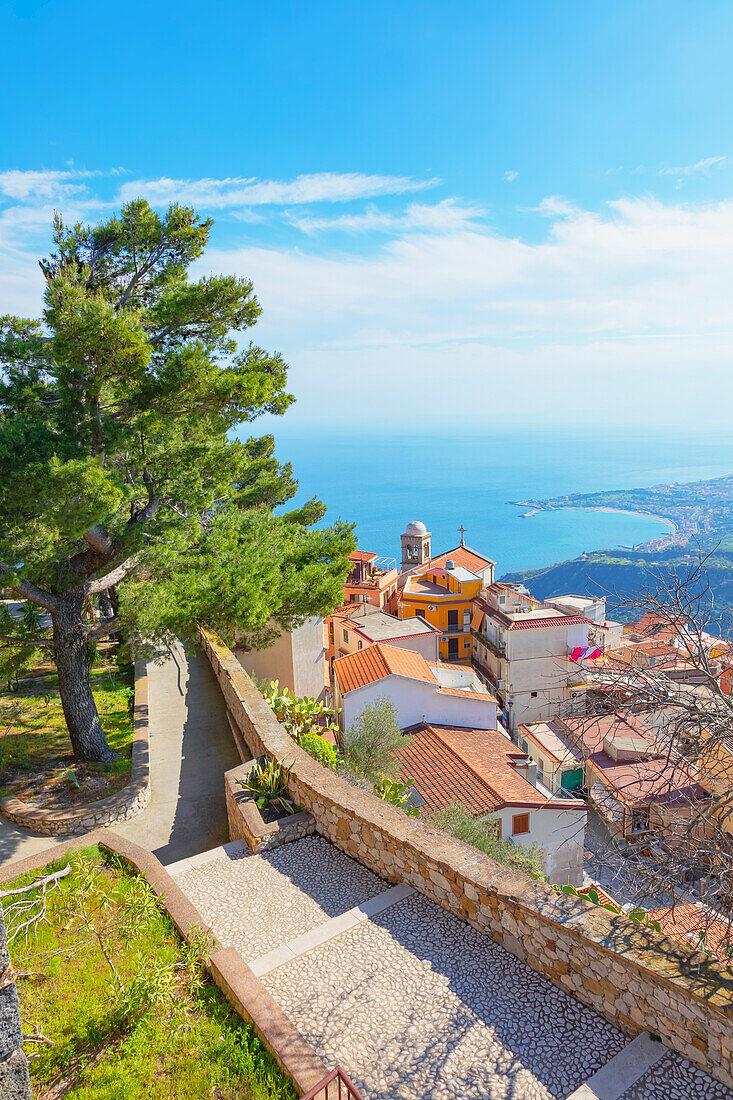  Blick auf das Dorf Castelmola und die Ionische Küste, Castelmola, Taormina, Sizilien, Italien 