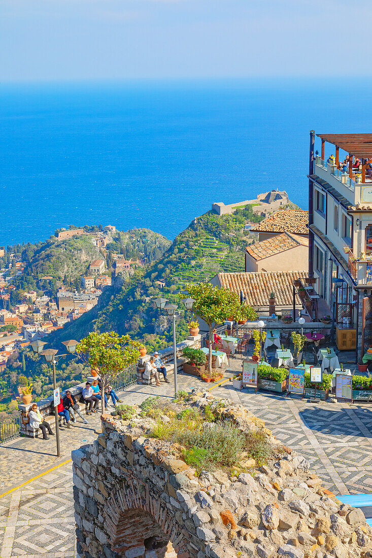  Blick auf Taormina und die Ionische Küste vom Hauptplatz von Castelmola, Castelmola, Taormina, Sizilien, Italien 