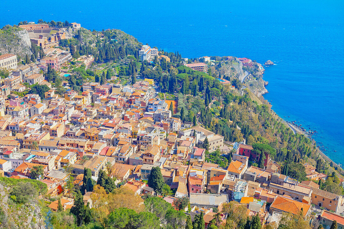  Stadt Taormina, erhöhte Ansicht, Taormina, Sizilien, Italien 