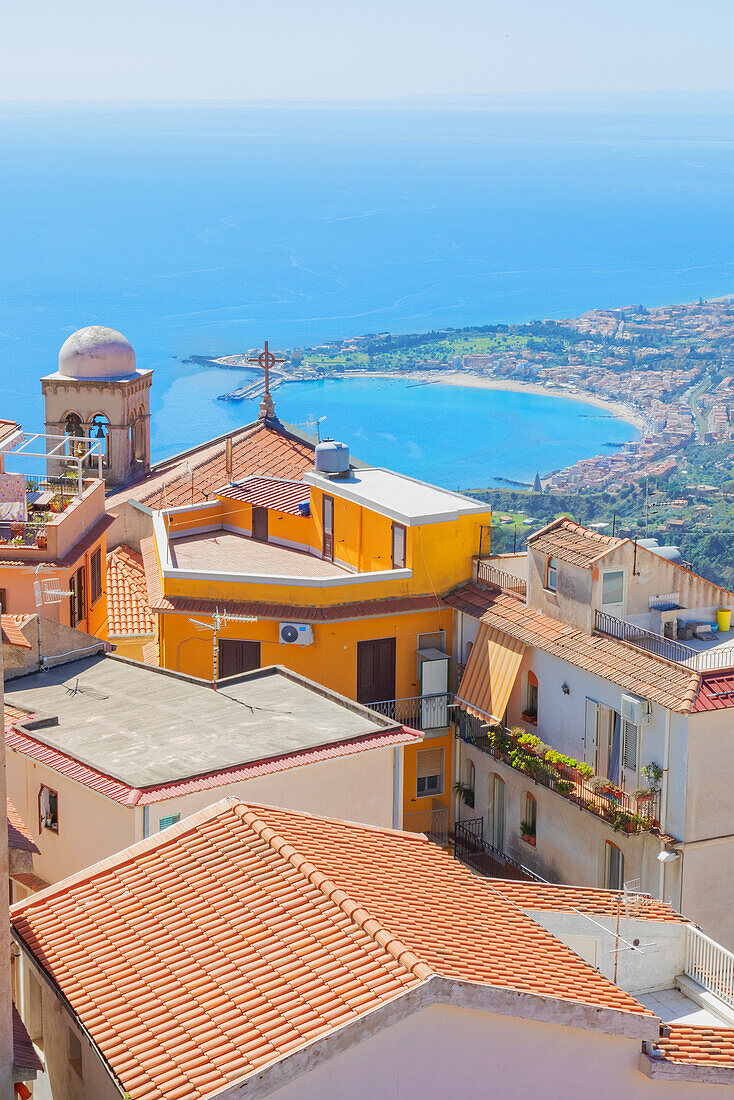  Blick auf das Dorf Castelmola und die Ionische Küste, Castelmola, Taormina, Sizilien, Italien 