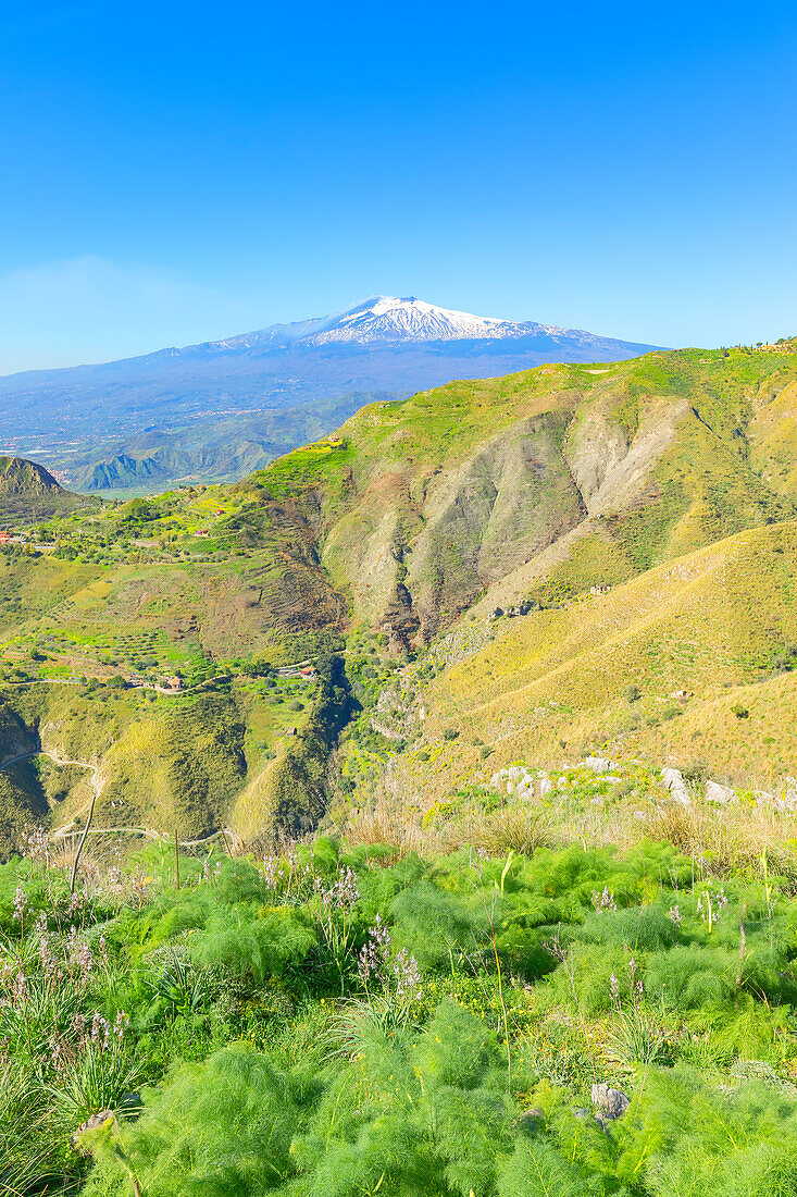  Blick auf den Ätna vom Dorf Castelmola, Castelmola, Taormina, Sizilien, Italien 