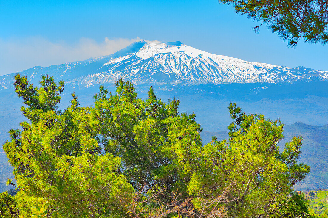  Blick auf den Ätna vom Dorf Castelmola, Castelmola, Taormina, Sizilien, Italien 