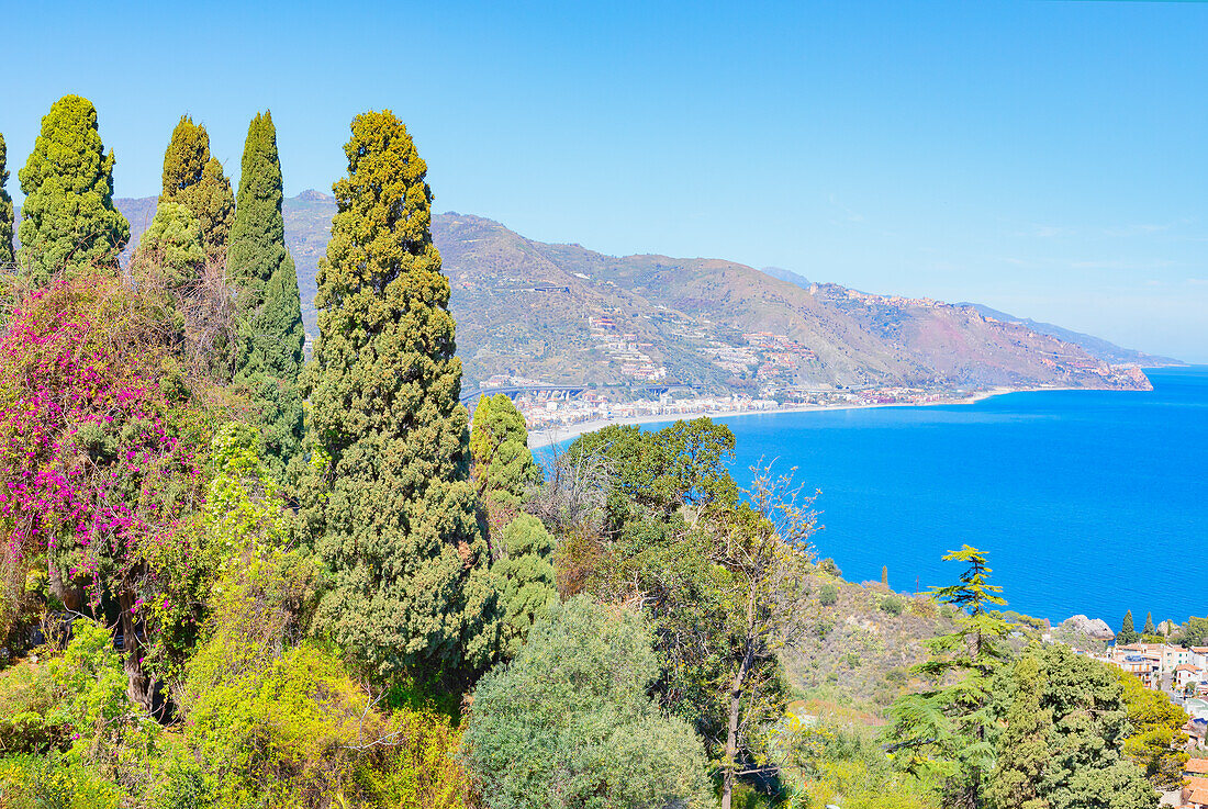  Blick auf die Ionische Küste, Taormina, Sizilien, Italien 