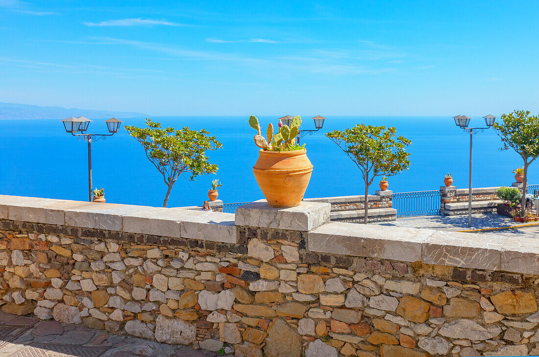  Hauptplatz des Dorfes Castelmola, Castelmola, Taormina, Sizilien, Italien 