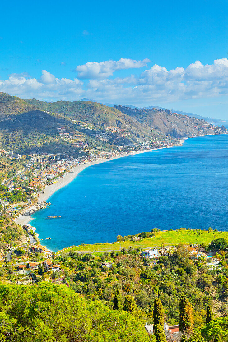  Blick auf die Ionische Küste, Taormina, Sizilien, Italien 