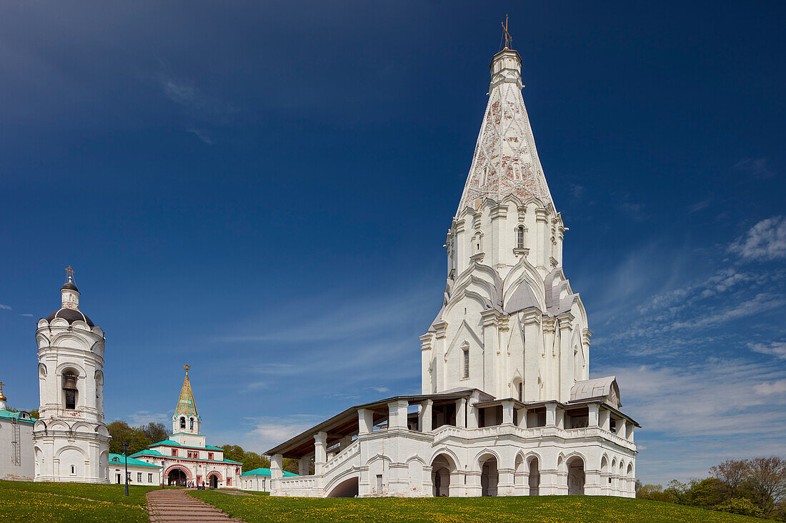  Außenansicht der Himmelfahrtskirche (erbaut 1528–1532) mit ungewöhnlichem Zeltdach im Museumsreservat Kolomenskoje. Moskau, Russland. 