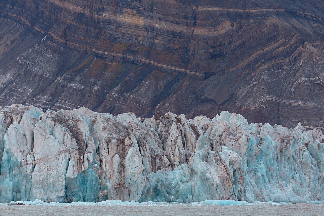  Kongsbreen glacier, Kongsfjord, Svalbard, Norway 