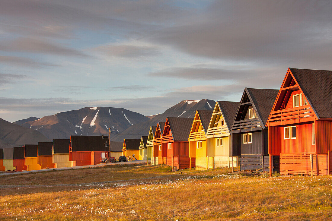 Bunte Holzhäuser in Longyearbyen in der Mitternachtssonne, Sommer, Spitzbergen, Norwegen