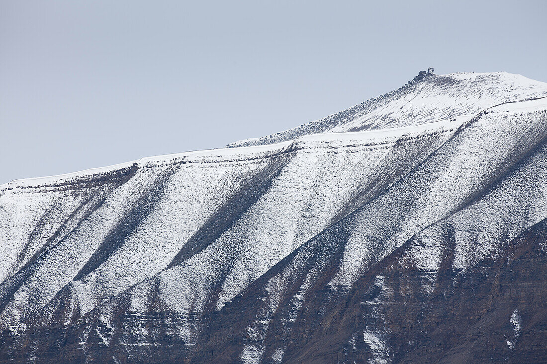 Schneestrukturen am Berg, Adventdalen, Longyearbyen, Spitzbergen, Norwegen