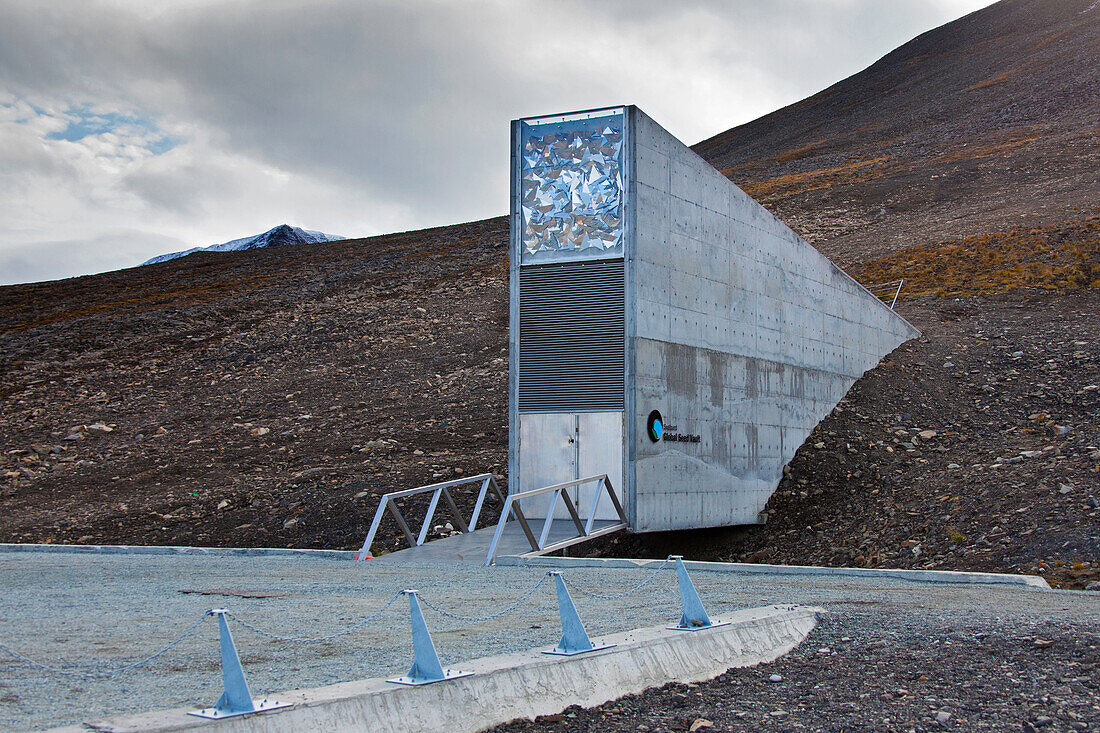 Svalbard Global Seed Vault, Eingang zur größten Samenbank der Welt bei Longyearbyen,  Spitzbergen, Norwegen