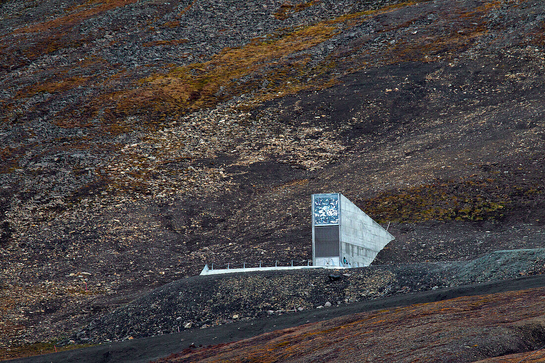 Svalbard Global Seed Vault, Eingang zur größten Samenbank der Welt bei Longyearbyen,  Spitzbergen, Norwegen