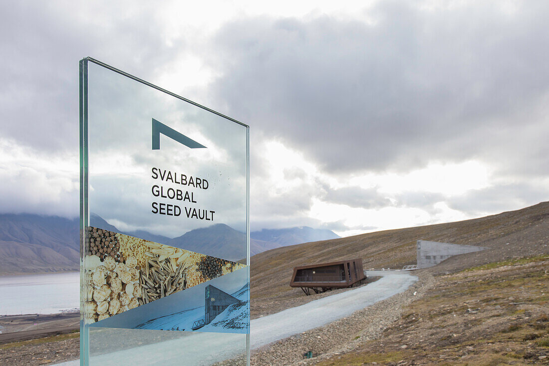 Svalbard Global Seed Vault, Eingangsschild zur größten Samenbank der Welt bei Longyearbyen, Spitzbergen, Norwegen