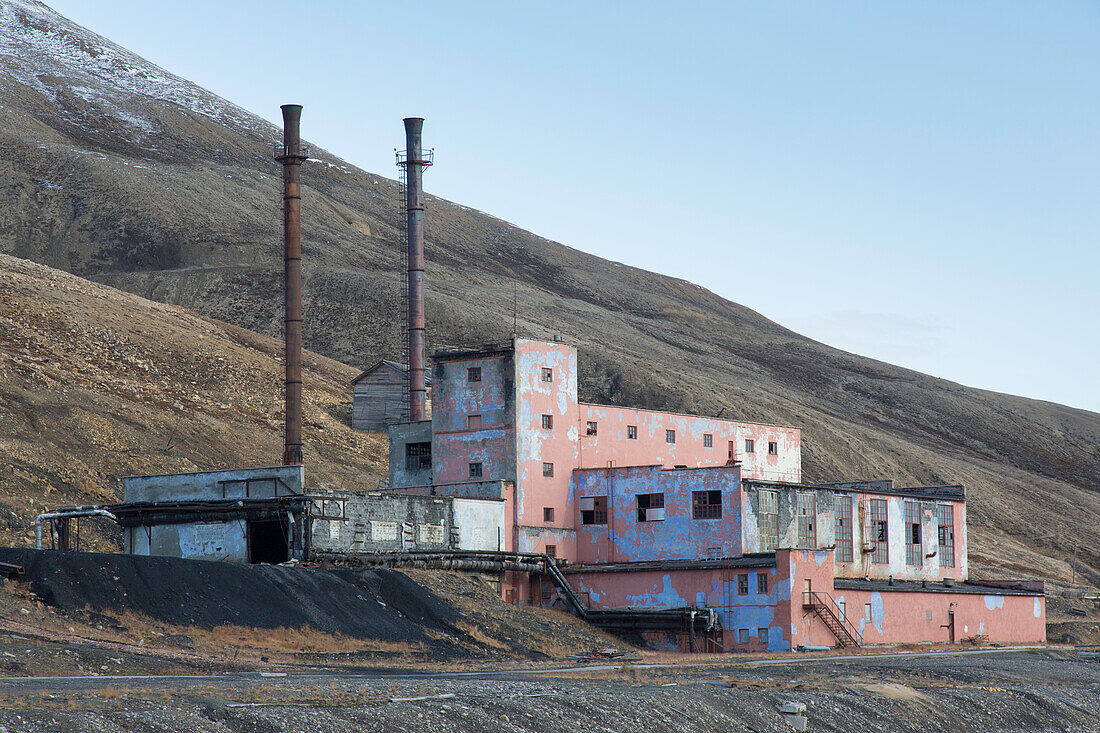 Altes Kraftwerk im verlassenen russischen Ort Pyramiden, Svalbard, Spitzbergen, Norwegen