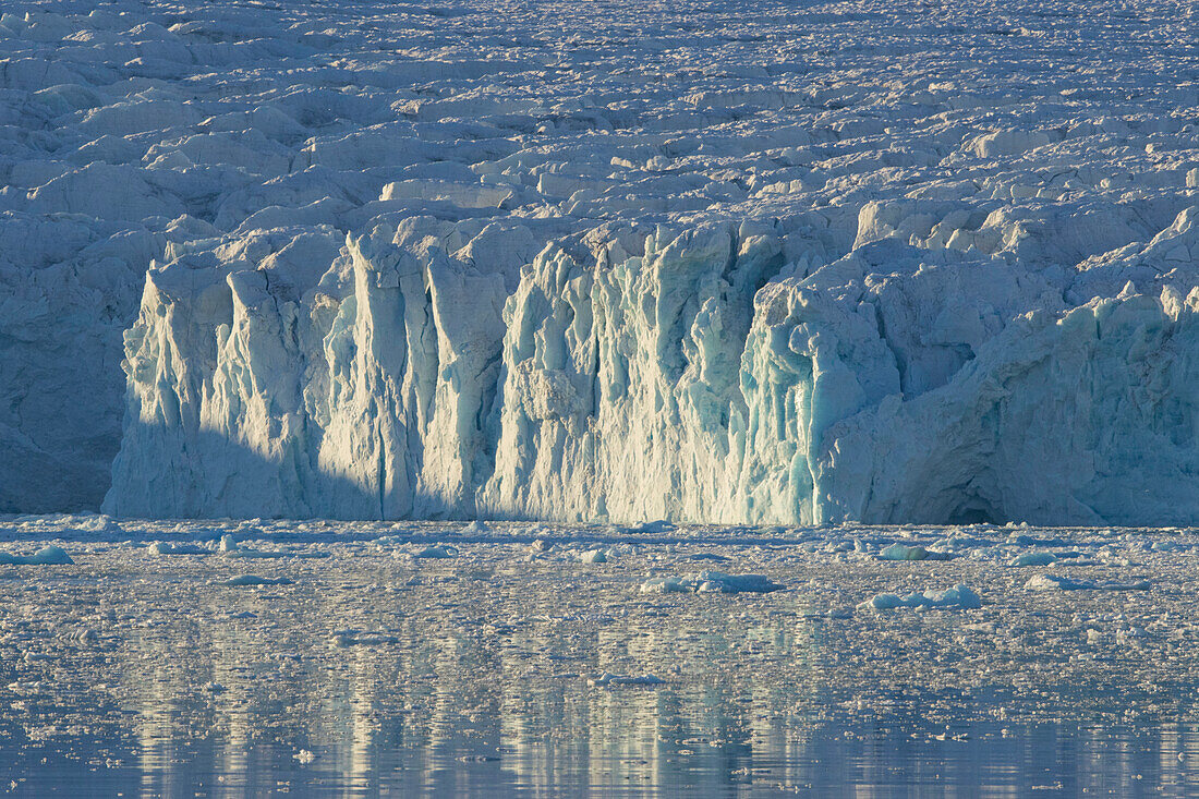  Lilliehoeoek Glacier, Krossfjord, Svalbard, Norway 