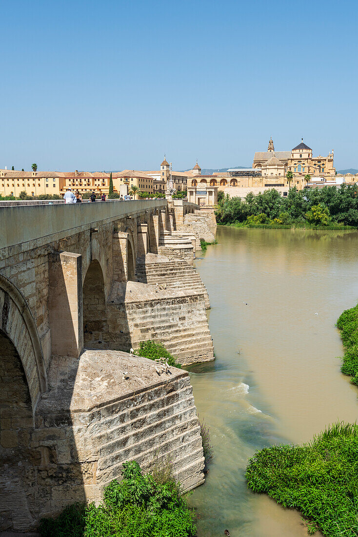  Puente Romano and Mezquita-Cathedral on the river Gudalquivir in Cordoba, Andalusia, Spain 