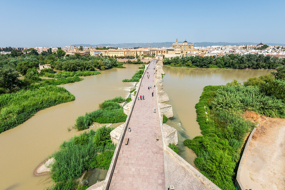  Puente Romano and Mezquita-Cathedral on the river Gudalquivir in Cordoba, Andalusia, Spain 