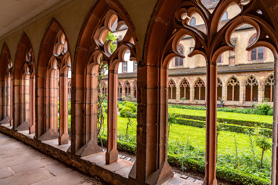  Cross garden and cloister of the former Augustinian monastery Landau in der Pfalz, Rhineland-Palatinate, Germany  