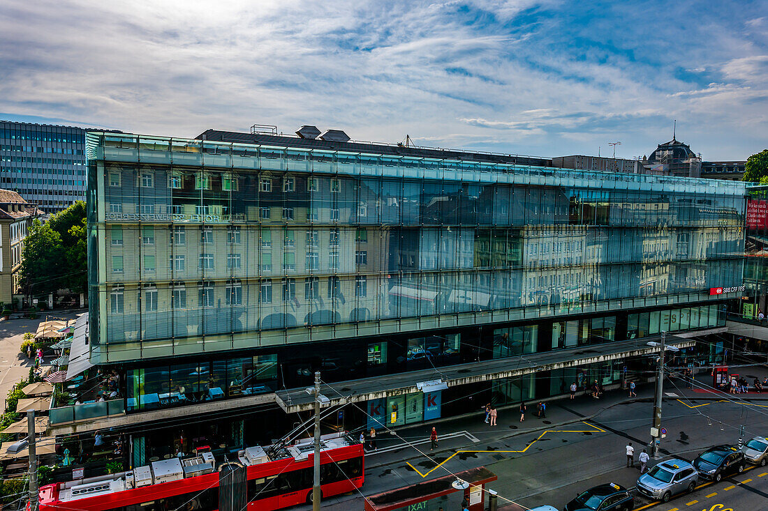 Moderner Bahnhof an einem sonnigen Tag in der Stadt Bern, Kanton Bern, Schweiz.