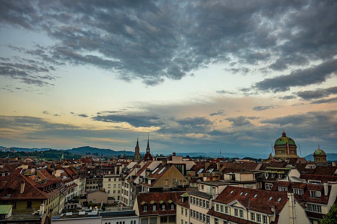 Panorama der Stadt und Bundeshaus Parlamentsgebäude bei Sonnenuntergang in der Stadt Bern, Kanton Bern, Schweiz.