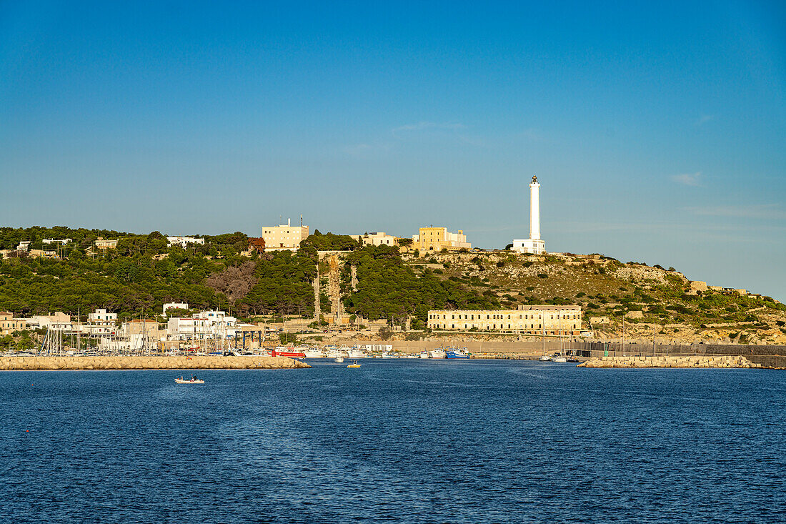 Stadtansicht mit Hafen und Leuchtturm in Santa Maria di Leuca, Apulien, Italien, Europa