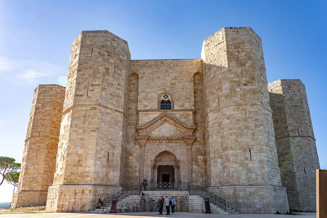  The Castel del Monte, UNESCO World Heritage Site in Apulia, Italy, Europe 