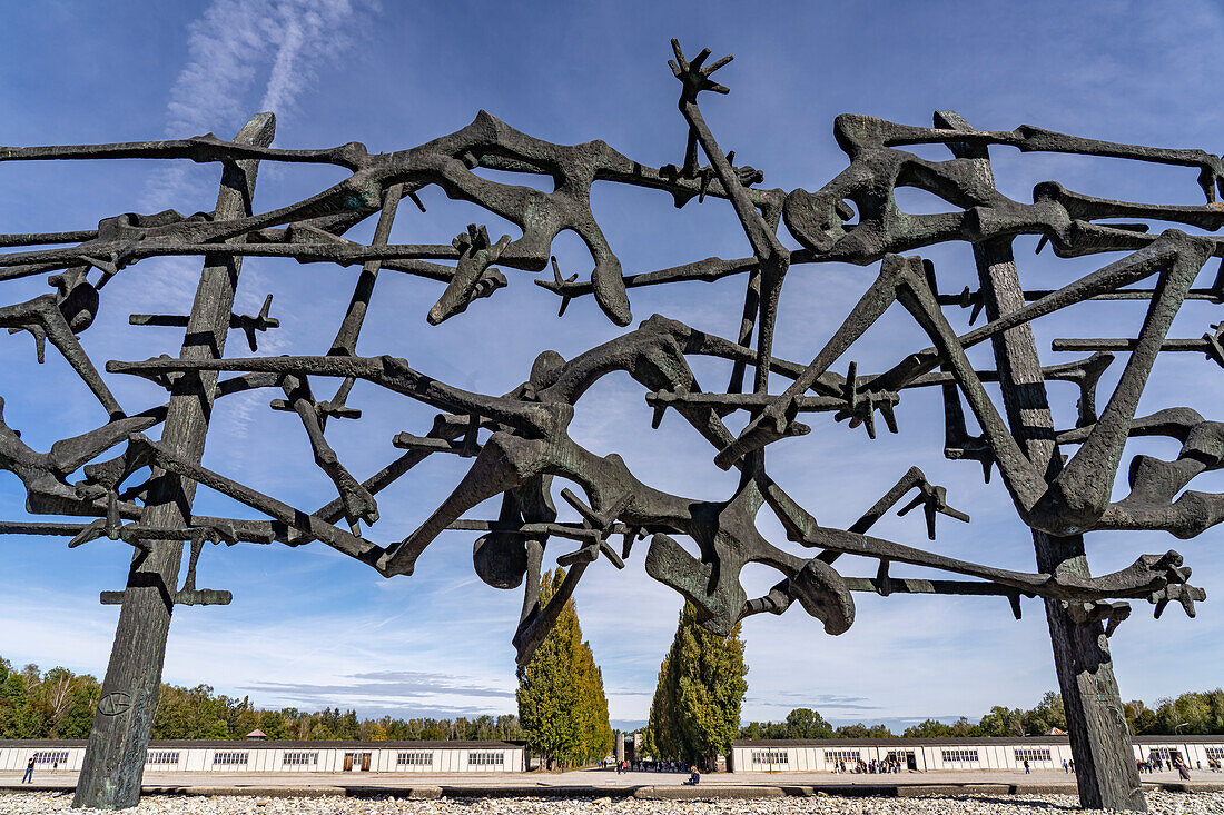 Monument Skelette im Stacheldraht des jüdischen Bildhauers Nandor Glid, KZ-Gedenkstätte Dachau, Bayern, Deutschland