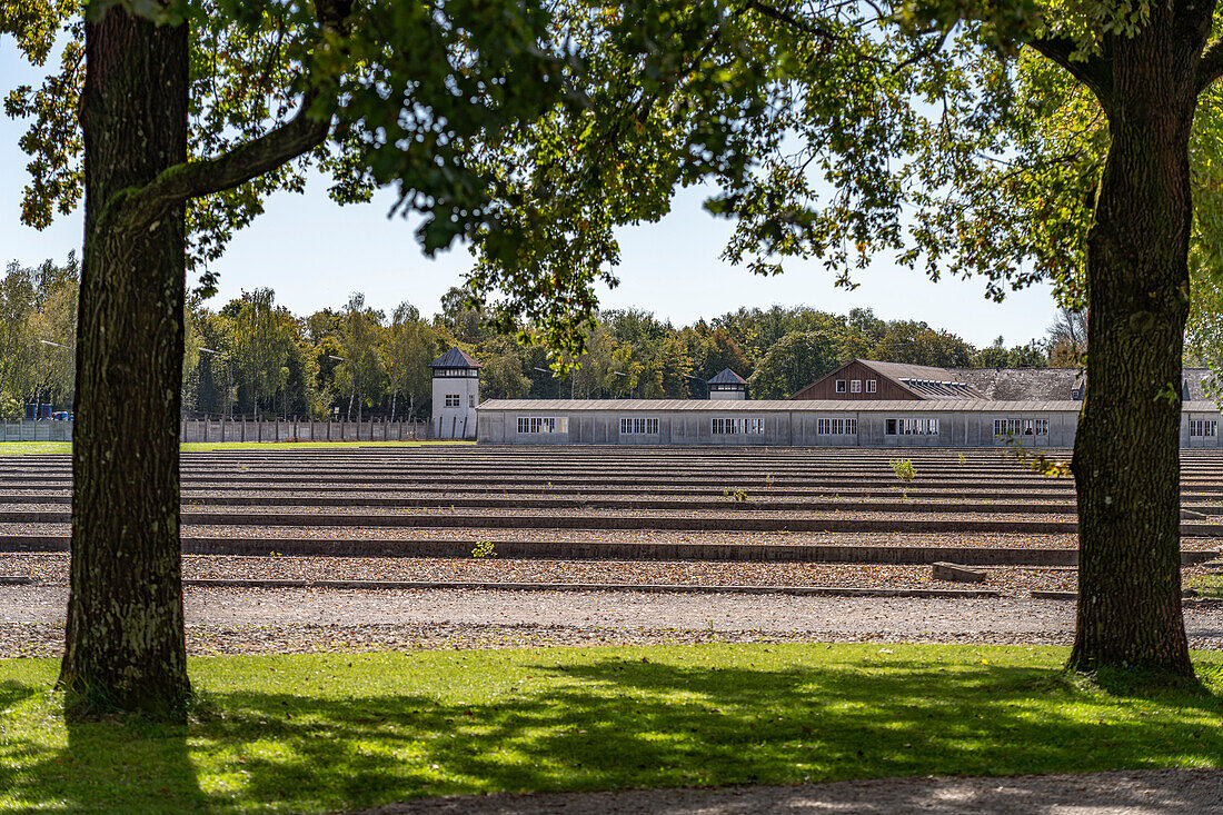 Fundamente der Häftlingsbaracken und Wachturm, KZ-Gedenkstätte Dachau, Bayern, Deutschland 