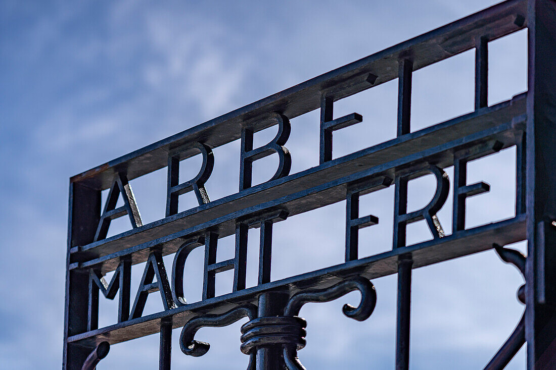 Tor im KZ Dachau mit Inschrift Arbeit macht frei, KZ-Gedenkstätte Dachau, Bayern, Deutschland 