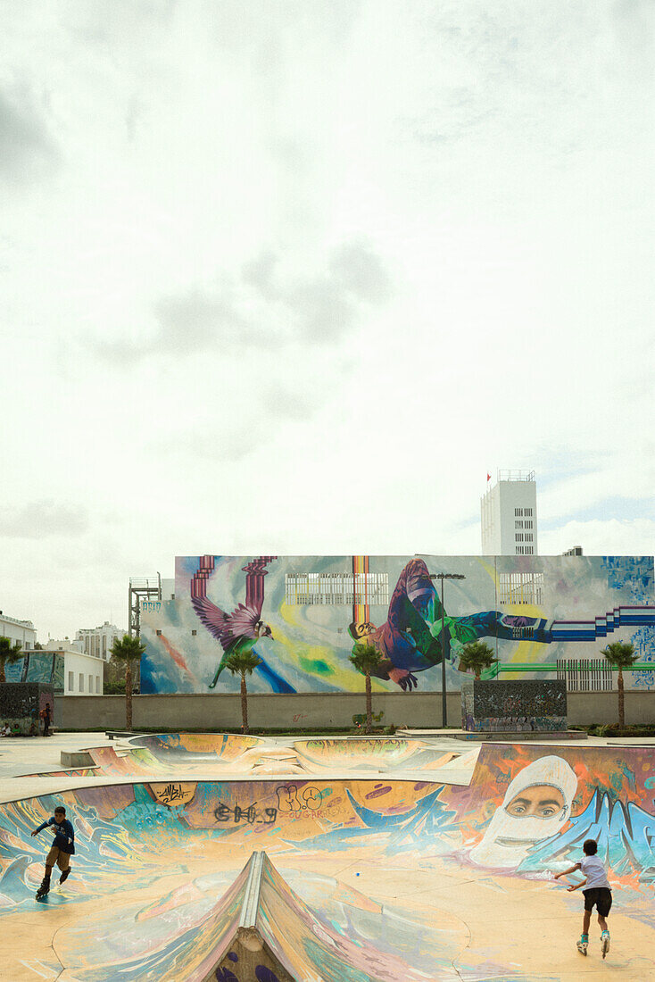 Der Place Nevada, ein öffentlicher Skaterpark in Casablanca, Marokko