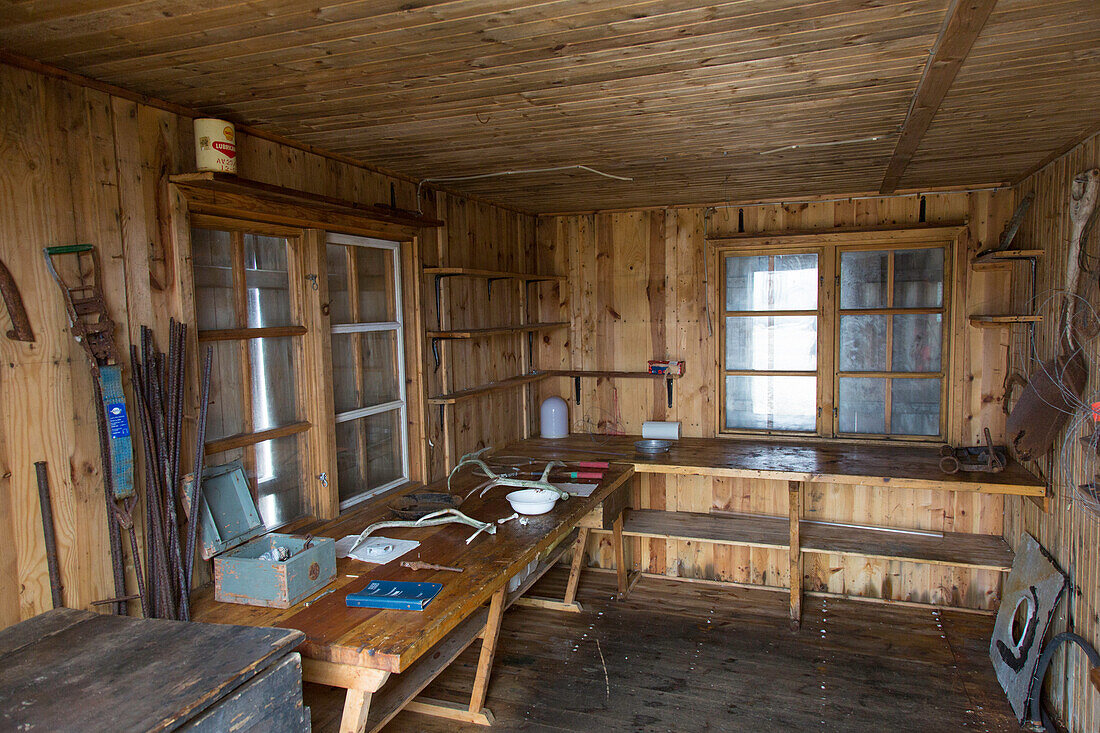 Reste einer alten schwedischen Forschungsstation in Kinnvika, Murchisonfjord, Spitzbergen