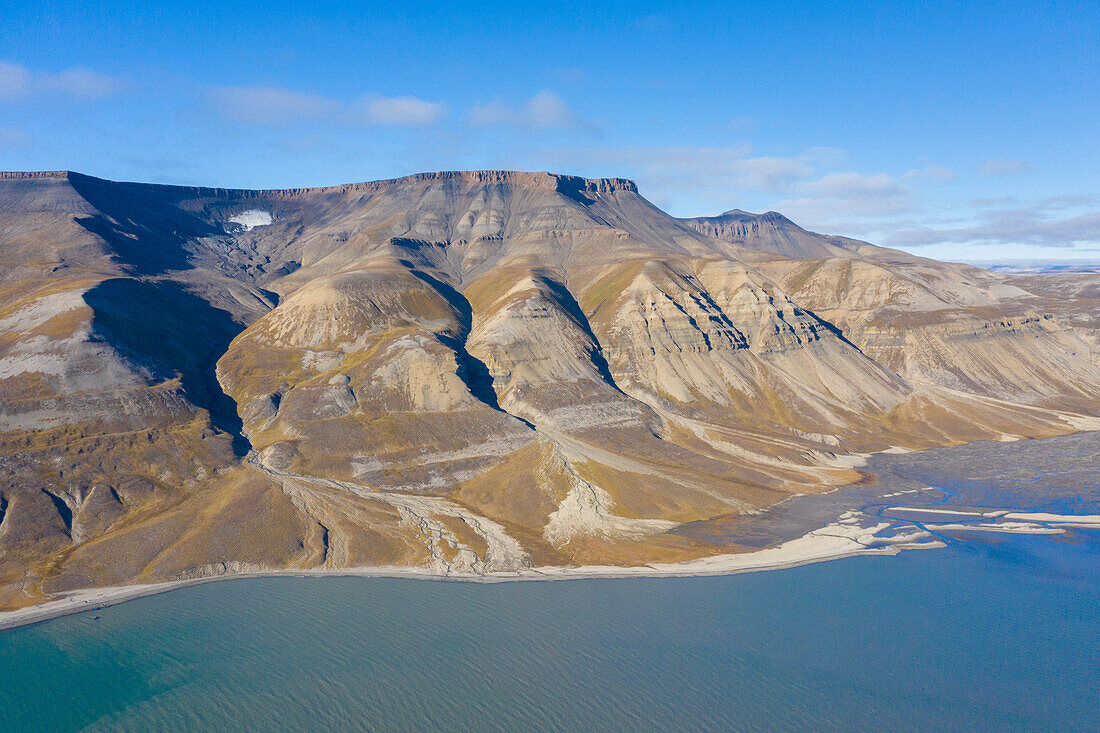 Luftbild der Berge in der Skansbukta, Billefjord, Spitzbergen, Norwegen