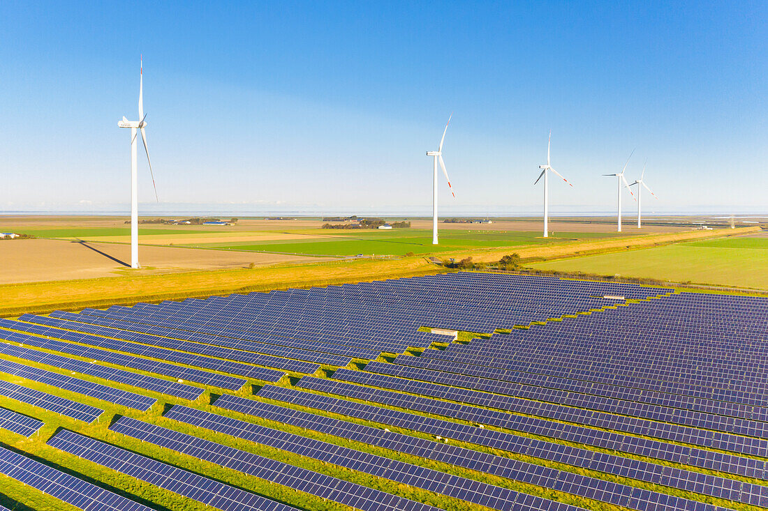 Hybridkraftwerk, Windkraft und Photovoltaikanlage, Nordfriesland, Schleswig-Holstein, Deutschland