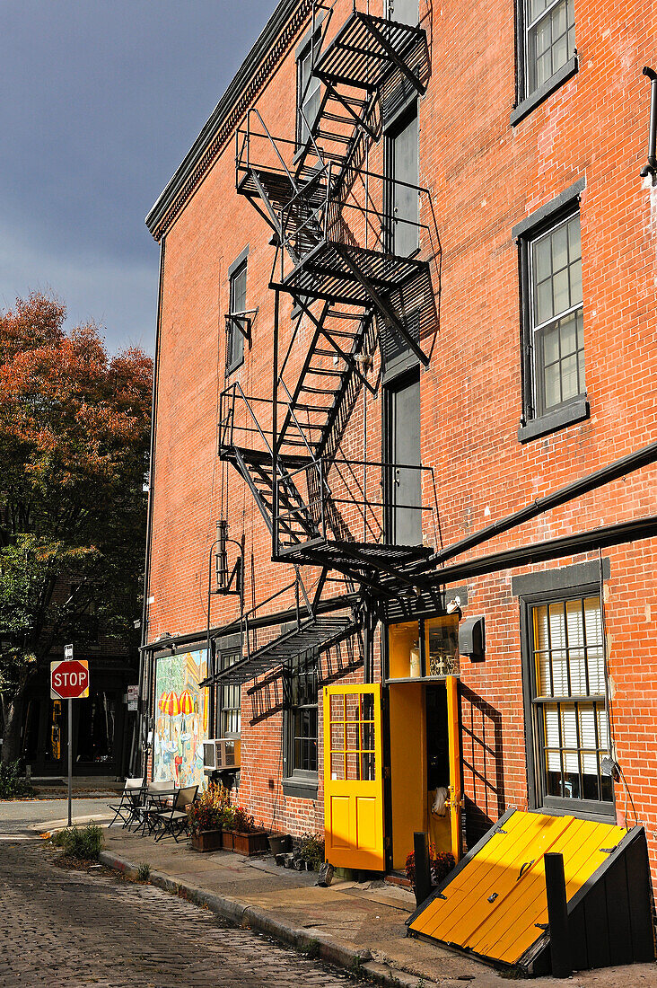 Nottreppe an einem Backsteingebäude in der Quarry Street, Philadelphia, Pennsylvania, USA