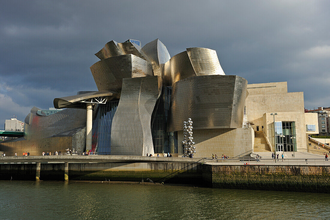  Guggenheim Museum, entworfen vom Architekten Frank Gehry, Bilbao, Provinz Biscaya, Baskenland, Spanien, Europa 