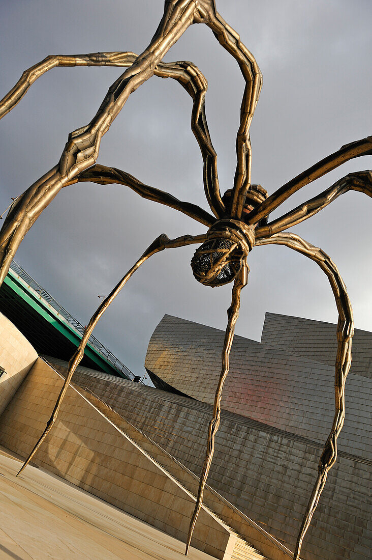 „Maman“-Skulptur neben dem vom Architekten Frank Gehry entworfenen Guggenheim-Museum, Bilbao, Provinz Biscaya, Baskenland, Spanien, Europa