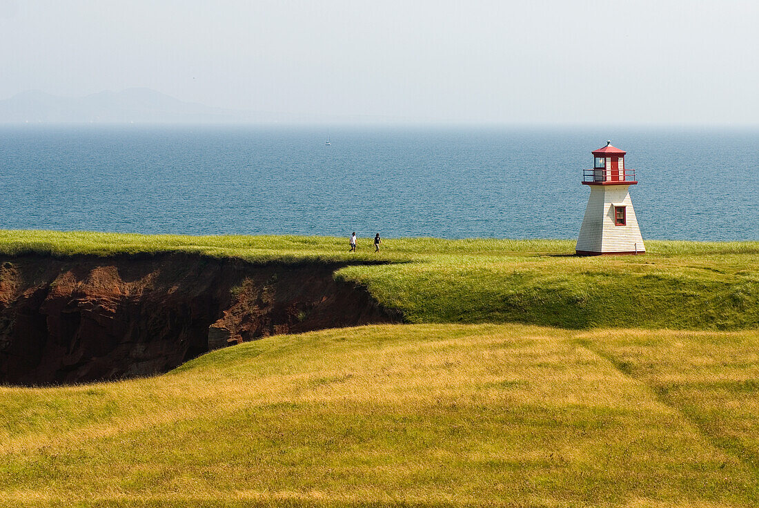 Leuchtturm am Cap Alright, Insel Havre aux Maisons, Magdalenen-Inseln, Sankt-Lorenz-Golf, Provinz Quebec, Kanada, Nordamerika