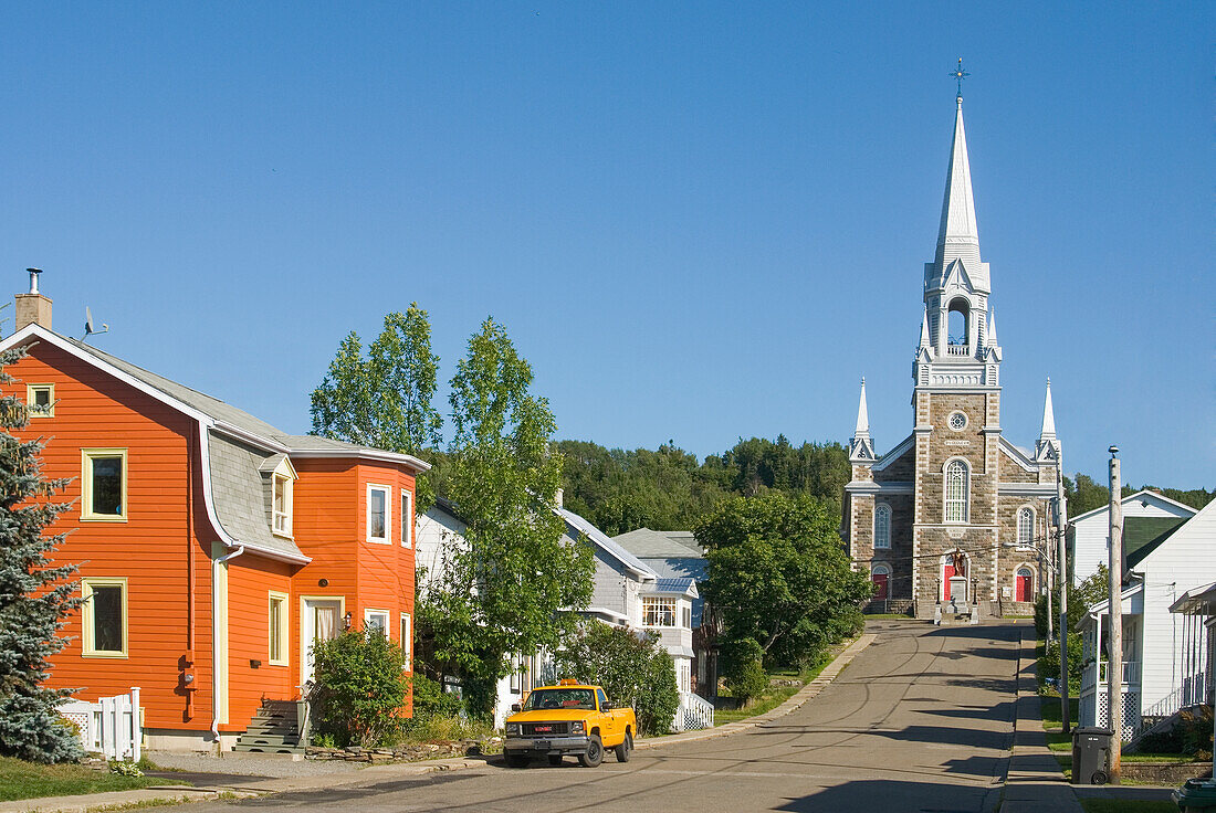 Kirche und Straße von Le Bic, Region Bas-Saint-Laurent, Provinz Quebec, Kanada, Nordamerika