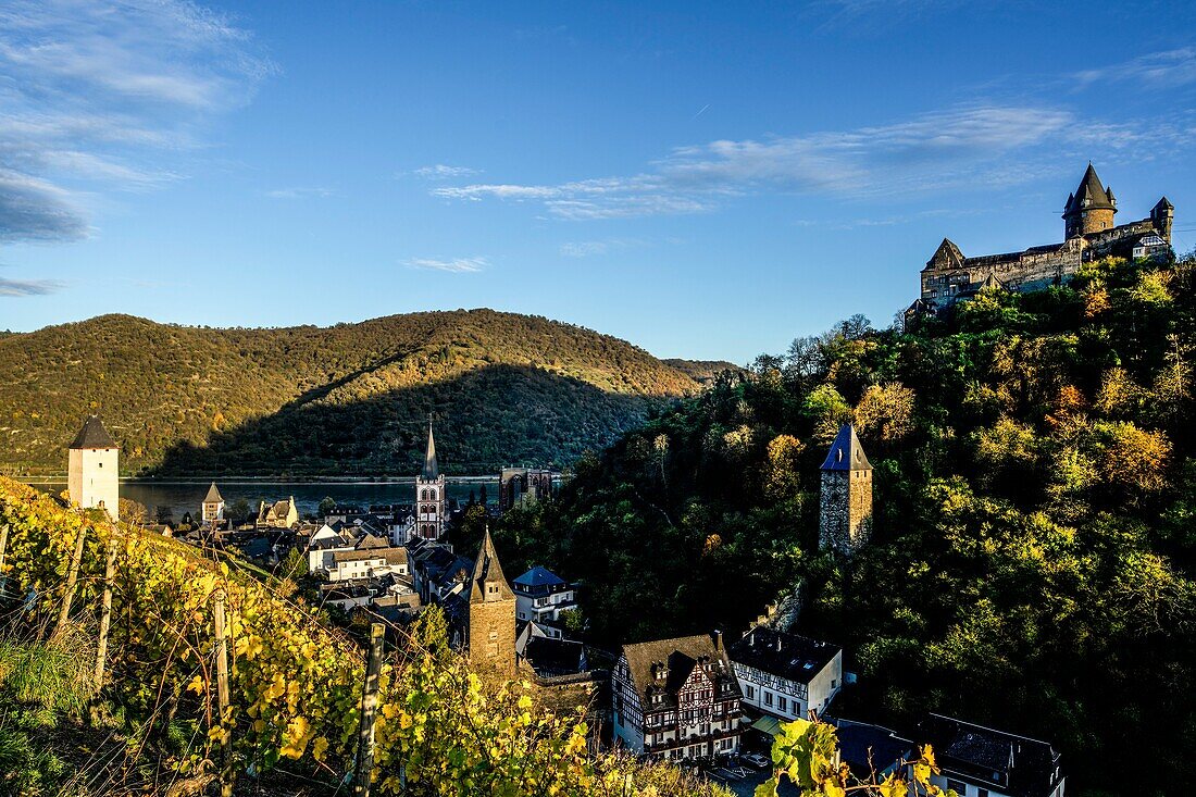 Abendstimmung in Bacharach im Herbst, Altstadt mit Wehrtürmen, Burg Stahleck und Weinberge, Oberes Mittelrheintal, Rheinland-Pfalz, Deutschland