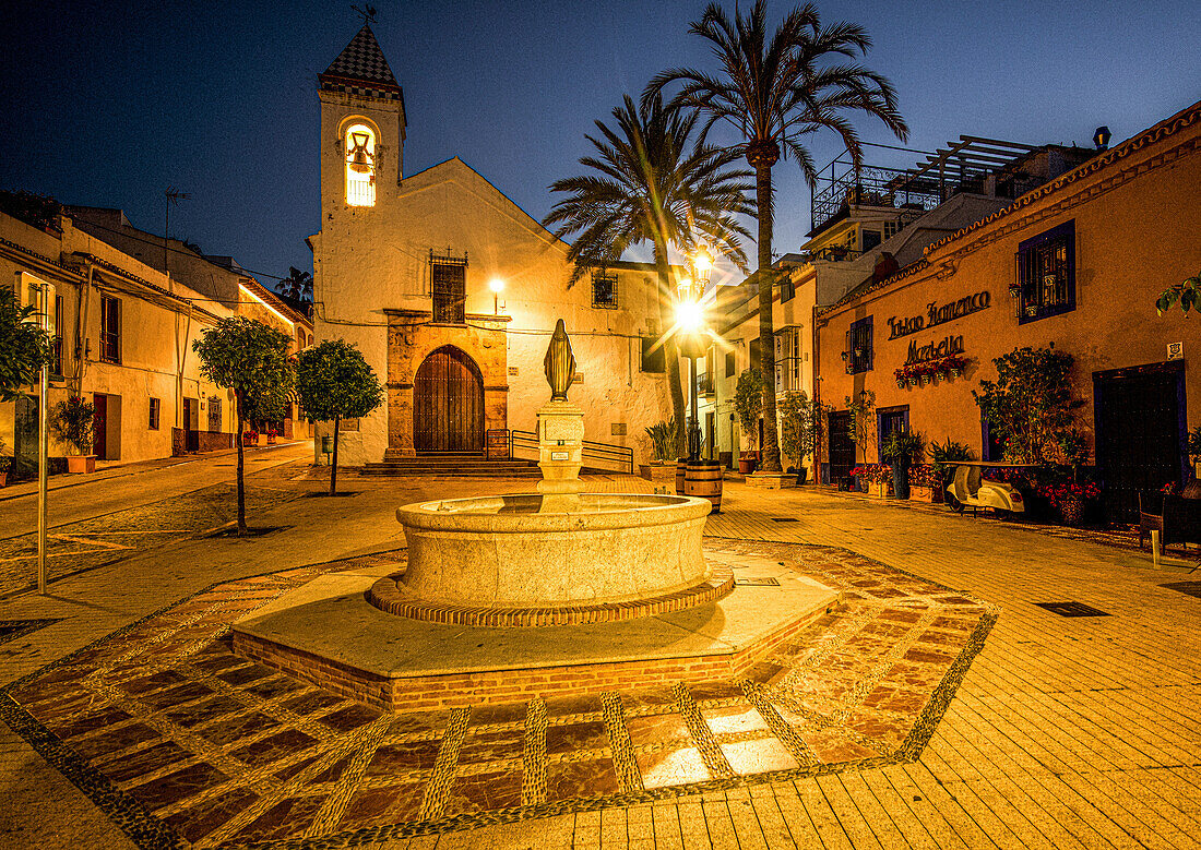  Plaza Santo Cristo at night with fountain and palm trees, in the background the Ermita del Santo Cristo, Marbella, Costa del Sol, Spain 