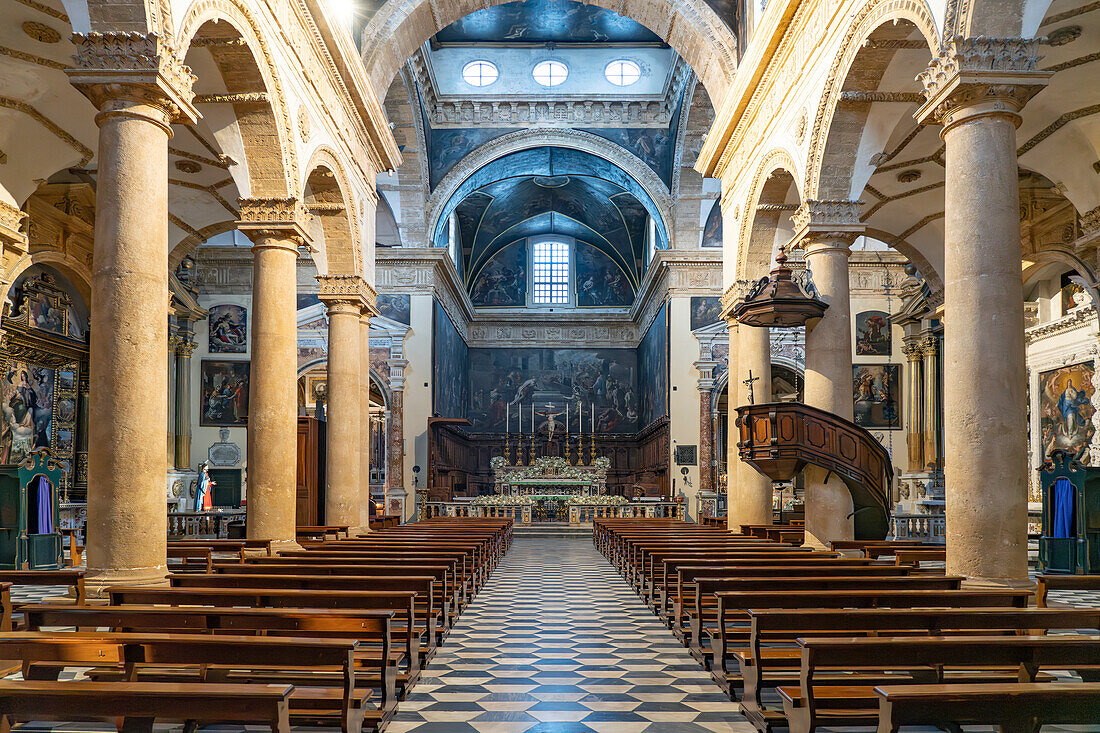 Innenraum der Kathedrale Sant’Agata in Gallipoli, Apulien, Italien, Europa