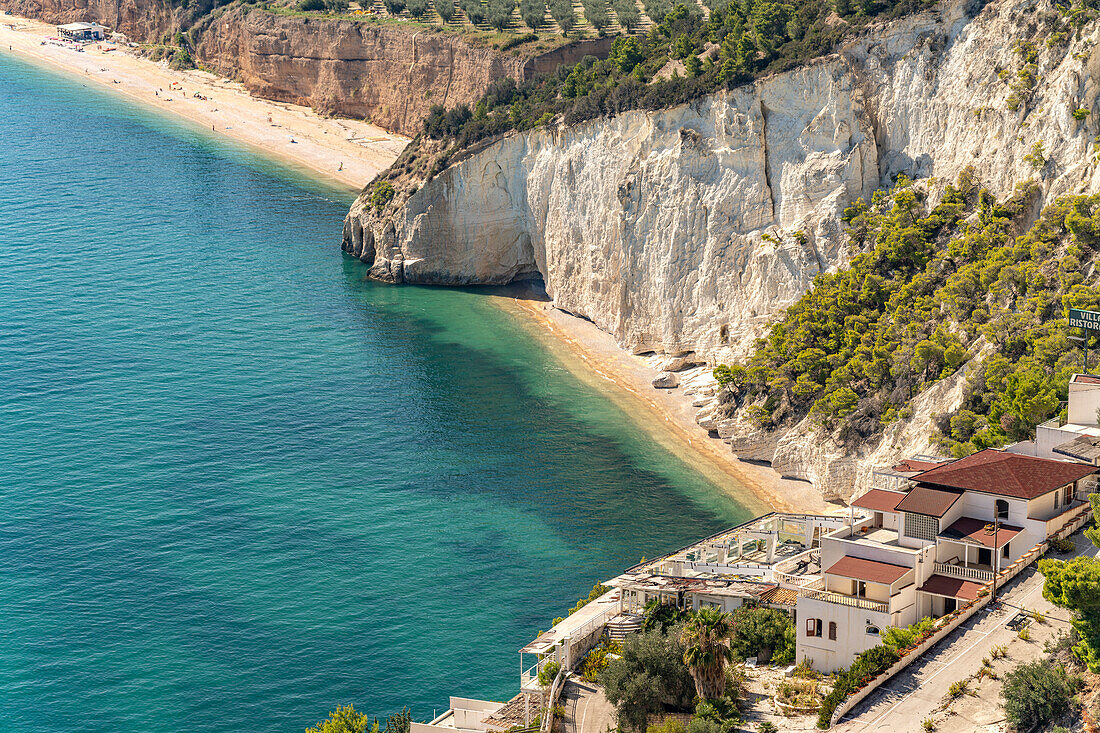 Strand und Bucht Bucht Cala di Enea bei Mattinatella, Mattinata, Gargano, Apulien, Italien, Europa