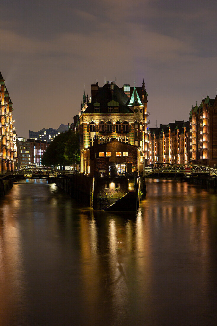 Blick auf das Wasserschloss am Abend, Speicherstadt, Hansestadt Hamburg, Deutschland