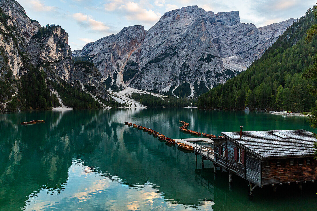 Bootshaus am Pragser Wildsee, Dolomiten, Südtirol, Italien