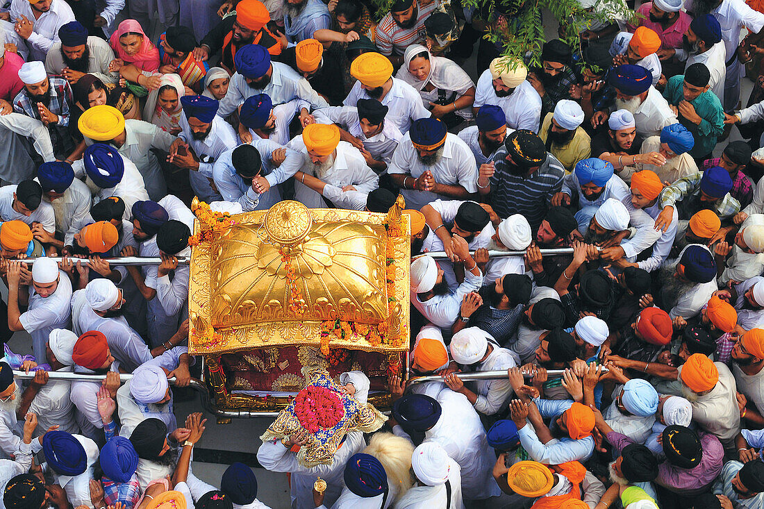  Menschen tragen Sänfte, Goldener Tempel, Amritsar, Punjab, Indien, Asien 