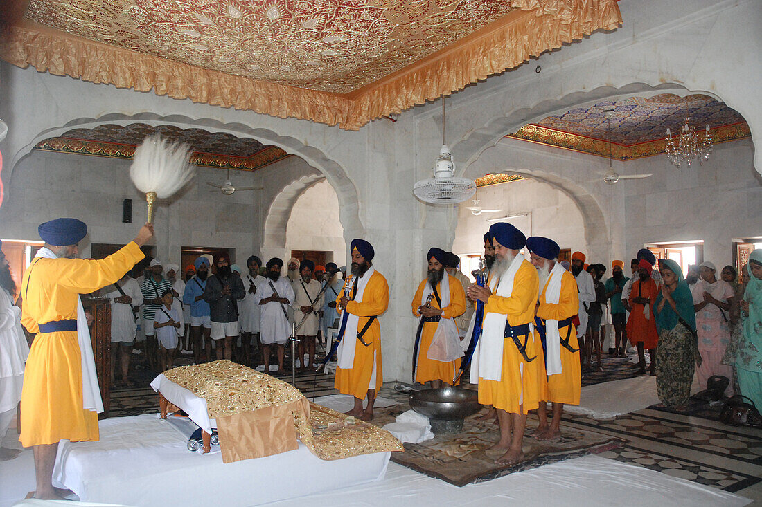 Sikhism performing pooja guru granth sahib, golden temple, amritsar, punjab, india, asia