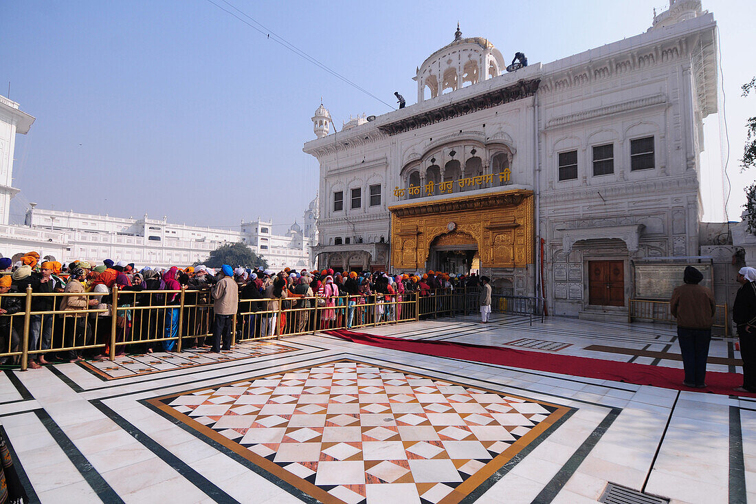  Gläubige in der Warteschlange, Goldener Tempel, Amritsar, Punjab, Indien, Asien 