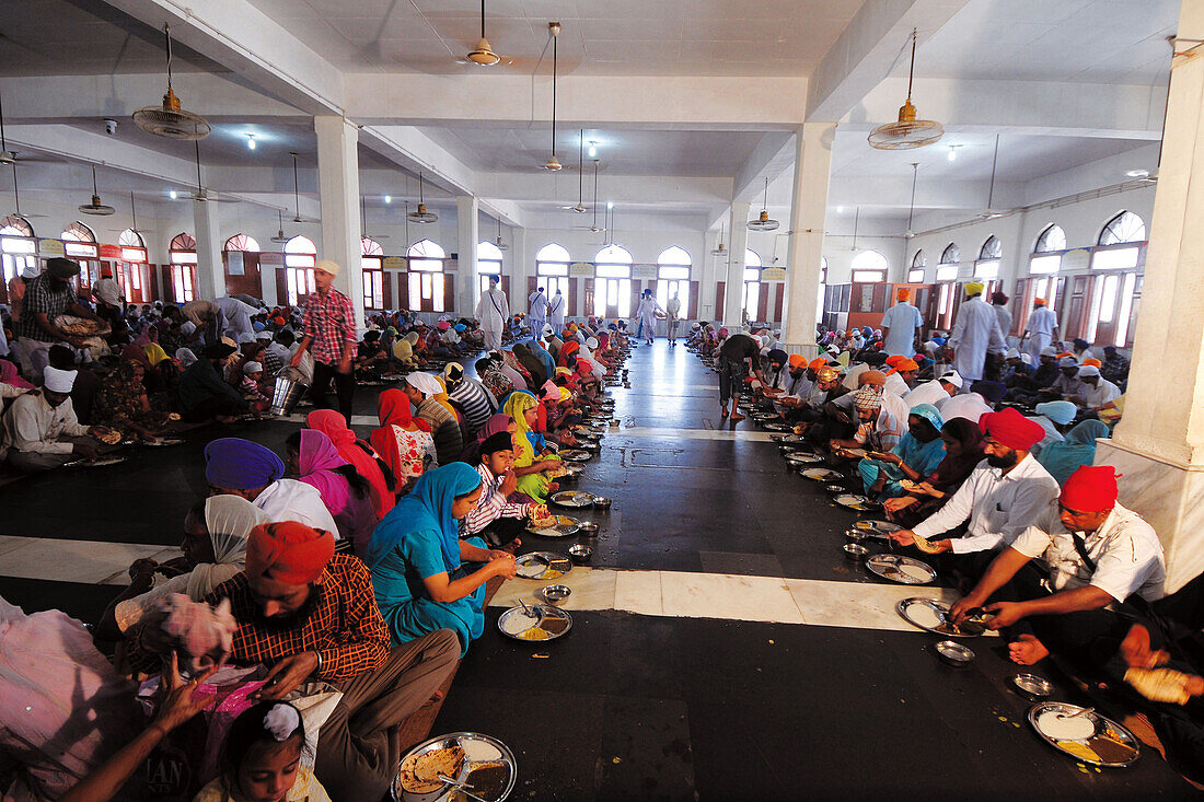 Devotees in guru ka langar, amritsar, punjab, india, asia