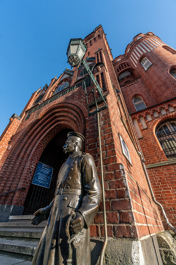 Statue des Hauptmann von Köpenick, Rathaus, Backsteingotik, Altstadt, Köpenick, Berlin, Deutschland, Europa