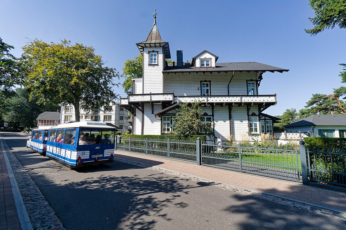  Resort architecture, Baltic Sea resort of Heringsdorf, villa on the beach, tourists in the Kaiserbäder-Express, slow train, Usedom, Mecklenburg-Western Pomerania, Germany, Europe 